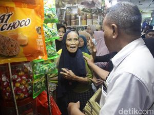 Diduga Curi Kue Lebaran di Pasar Jatinegara, Nenek Ini Ditangkap Massa