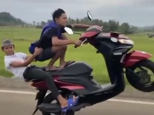 2 Remaja Boncengan Motor di Bone Ejek Polisi Saat Aksi Freestyle Ditangkap 2 Remaja Boncengan Motor di Bone Ejek Polisi Saat Aksi Freestyle Ditangkap