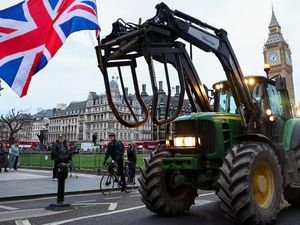 Dunia Hari Ini: Petani Inggris Berdemo dengan Konvoi Traktor ke Pusat London Dunia Hari Ini: Petani Inggris Berdemo dengan Konvoi Traktor ke Pusat London