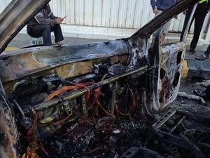 Sopir Ertiga Terbakar di Madiun Bantah Kabur-Bukan Disewa Santri Temboro Sopir Ertiga Terbakar di Madiun Bantah Kabur-Bukan Disewa Santri Temboro