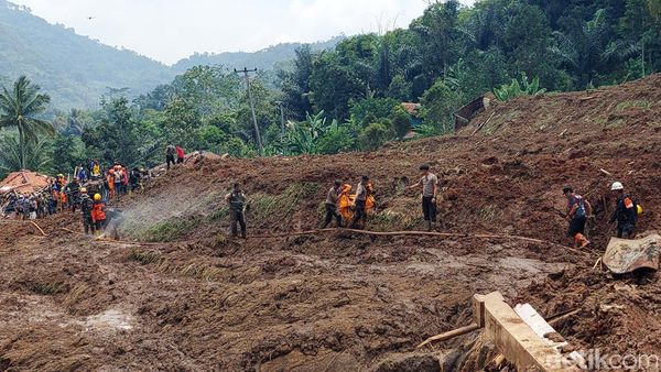 Momen 3 Jasad Terkubur Longsor Cipongkor Dievakuasi