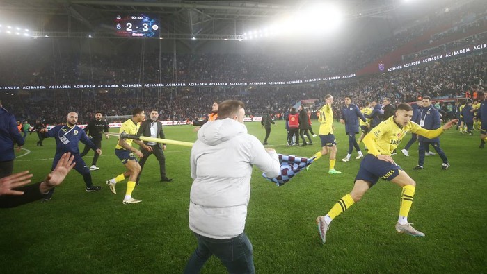 TRABZON, TURKEY- MARCH 17: (TURKEY OUT) Trabzonspor fans attack football players after Fenerbahçes win after  the Super League match between Trabzonspor v Fenerbahce in Papara Park Stadium on March 17, 2024. (Photo by Huseyin Yavuz/dia images via Getty Images)