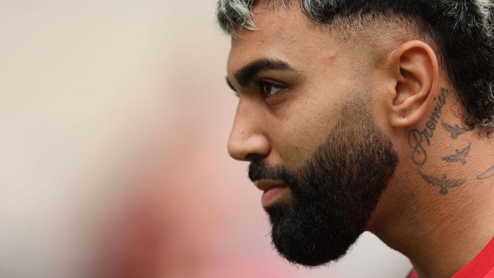 RIO DE JANEIRO, BRAZIL - OCTOBER 22: Gabriel Barbosa of Flamengo getting into the field during Campeonato Brasileiro Serie A match between Flamengo and Vasco Da Gama at Maracana Stadium on October 22, 2023 in Rio de Janeiro, Brazil. (Photo by Daniel Castelo Branco/Eurasia Sport Images/Getty Images)