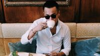 Gaya Keren Herjunot Ali Makan Pasta hingga Ngopi di Italia
