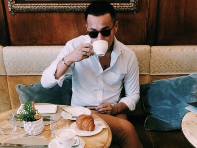 Gaya Keren Herjunot Ali Makan Pasta hingga Ngopi di Italia