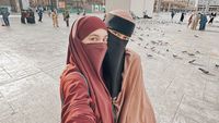 7 Potret Paula Verhoeven Saat Umrah, Tampil Beda Pakai Niqab