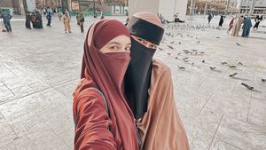 7 Potret Paula Verhoeven Saat Umrah, Tampil Beda Pakai Niqab