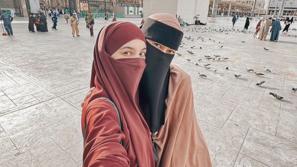 7 Potret Paula Verhoeven Saat Umrah, Tampil Beda Pakai Niqab