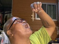 Gokil! Pria Ini Nekat Makan Cicak Hidup untuk Obat Kuat
