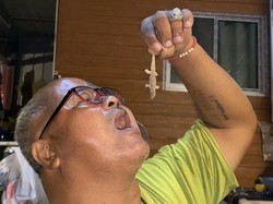Gokil! Pria Ini Nekat Makan Cicak Hidup untuk Obat Kuat
