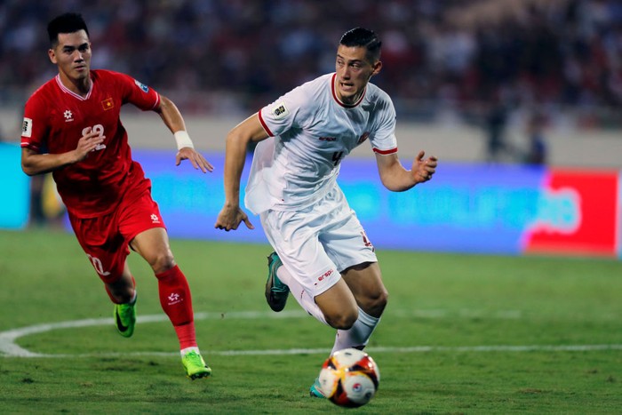 HANOI, VIETNAM - MARCH 26: Jay Idzes of Indonesia controls the ball against Nguyen Tien Linh of Vietnam during the FIFA World Cup Asian second qualifier Group F match between Vietnam and Indonesia at My Dinh National Stadium on March 26, 2024 in Hanoi, Vietnam. (Photo by Minh Hoang/Getty Images)