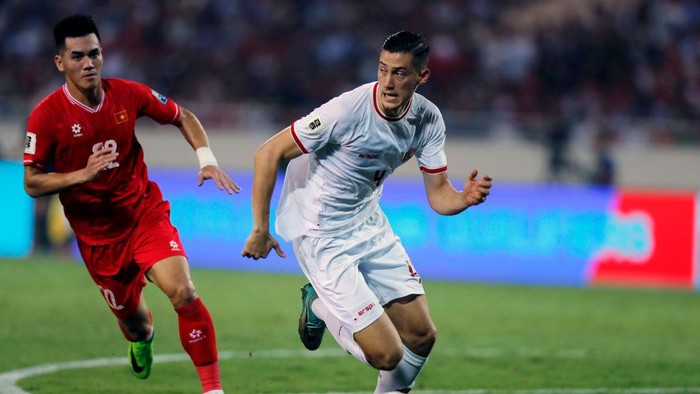 HANOI, VIETNAM - MARCH 26: Jay Idzes of Indonesia controls the ball against Nguyen Tien Linh of Vietnam during the FIFA World Cup Asian second qualifier Group F match between Vietnam and Indonesia at My Dinh National Stadium on March 26, 2024 in Hanoi, Vietnam. (Photo by Minh Hoang/Getty Images)