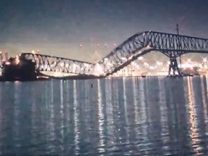 Ditabrak Kapal Kontainer, Jembatan di AS Terbelah Jadi Dua! Ditabrak Kapal Kontainer, Jembatan di AS Terbelah Jadi Dua!