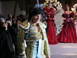 Kelam Hidup Desainer John Galliano, Ucapan Anti-Yahudi Berujung Dipecat Dior Kelam Hidup Desainer John Galliano, Ucapan Anti-Yahudi Berujung Dipecat Dior