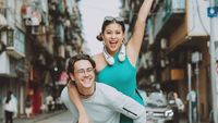 8 Foto Mesra Awkarin & Pacar Bule Liburan ke Macau, Pelukan Hingga Cium Pipi
