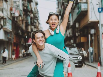 8 Foto Mesra Awkarin & Pacar Bule Liburan ke Macau, Pelukan Hingga Cium Pipi