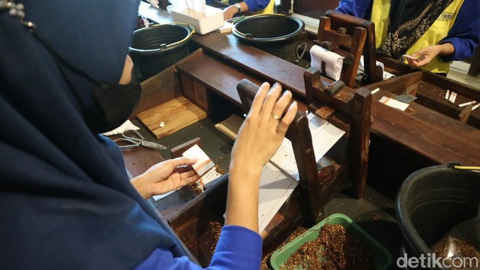 Koleksi seperangkat alat linting kretek di Museum Kretek Kudus, Selasa (26/3/2024).