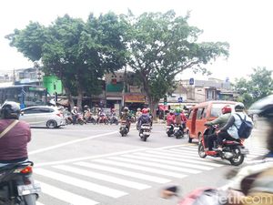 Banjir Surut, Lalu Lintas Hek Kramat Jati Kembali Normal Banjir Surut, Lalu Lintas Hek Kramat Jati Kembali Normal