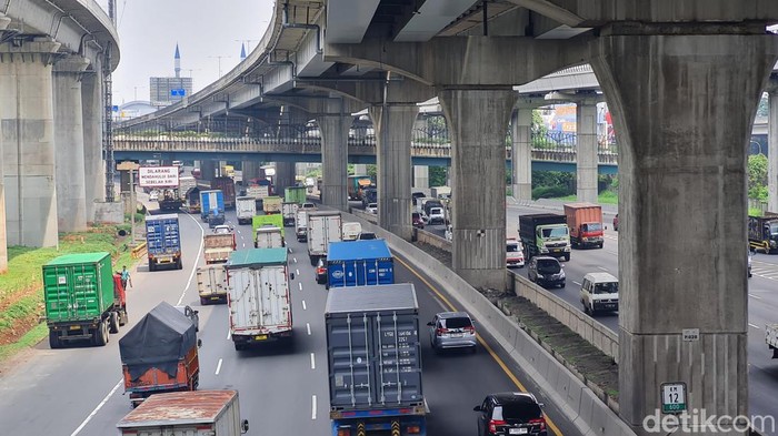 Lalu-lintas Truk Logistik Akan Dibatasi Saat Mudik Lebaran Kendaraan truk melintasi Tol Jakarta Cikampek KM 12 Kota Bekasi, Jawa Barat, Selasa (26/3/2024).