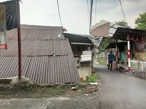 Motor Tukang Galon Nyangkut di Atap Rumah Jaksel Diduga Alami Rem Blong
