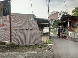 Motor Tukang Galon Nyangkut di Atap Rumah Jaksel Diduga Alami Rem Blong