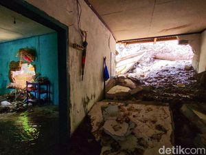 Detik-detik Longsor Terjang Rumah Warga di Kawasan TNG Halimun salak Detik-detik Longsor Terjang Rumah Warga di Kawasan TNG Halimun salak