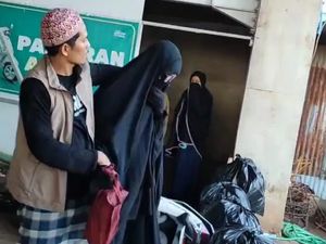 Polisi Pulangkan Pria Bercadar yang Menyusup ke Jemaah Wanita di Makassar Polisi Pulangkan Pria Bercadar yang Menyusup ke Jemaah Wanita di Makassar