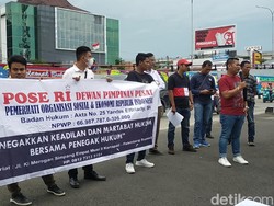 Buntut Kasus Aiptu FN, Belasan Orang Demo Minta Debt Collector Diberantas