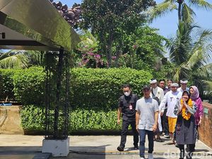 Mensos Risma Antarkan Produk UMKM untuk Dipasarkan di Krisna Oleh Oleh Bali