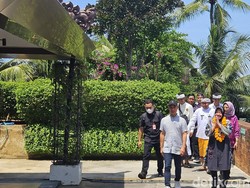 Mensos Risma Antarkan Produk UMKM untuk Dipasarkan di Krisna Oleh Oleh Bali