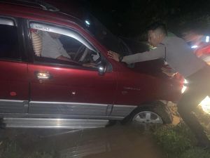 Mobil yang Dikemudikan Lansia Masuk Parit di Tapteng