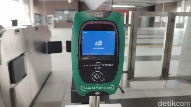 MRT Jakarta melakukan peralihan pembayaran kartu uang elektronik tahap 1. Kini penumpang tap in kartu uang elektronik bank pada reader JakLingko. (Gisella Previan Laoh/detikcom)