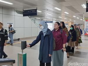 Video: Pramono Soroti Sistem Tap TransJ-MRT yang Sering Gangguan