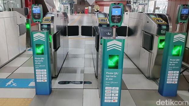 MRT Jakarta melakukan peralihan pembayaran kartu uang elektronik tahap 1. Kini penumpang tap in kartu uang elektronik bank pada reader JakLingko. (Gisella Previan Laoh/detikcom)