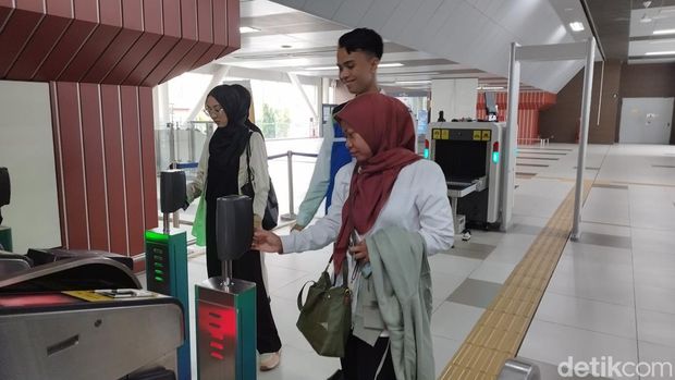 MRT Jakarta melakukan peralihan pembayaran kartu uang elektronik tahap 1. Kini penumpang tap in kartu uang elektronik bank pada reader JakLingko. (Gisella Previan Laoh/detikcom)