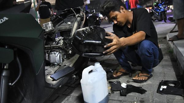 Parah! Puluhan Kendaraan Mogok Akibat Bensin Tercampur Air di SPBU Bekasi