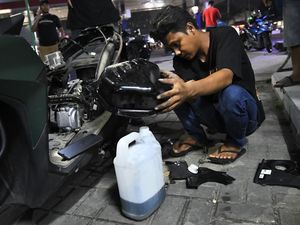 Parah! Puluhan Kendaraan Mogok Akibat Bensin Tercampur Air di SPBU Bekasi Parah! Puluhan Kendaraan Mogok Akibat Bensin Tercampur Air di SPBU Bekasi