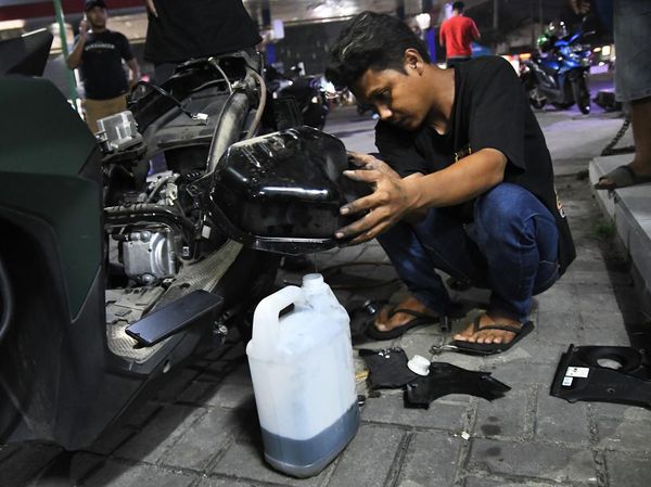 Parah! Puluhan Kendaraan Mogok Akibat Bensin Tercampur Air di SPBU Bekasi