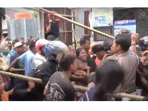 Pembagian Zakat di Makassar Berujung Ricuh, Sejumlah Warga Pingsan Pembagian Zakat di Makassar Berujung Ricuh, Sejumlah Warga Pingsan