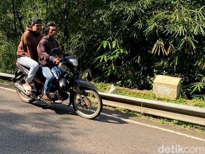 Hati-hati! Pembatas Jalan Jalur Alternatif Mudik Garut-Bandung Rusak