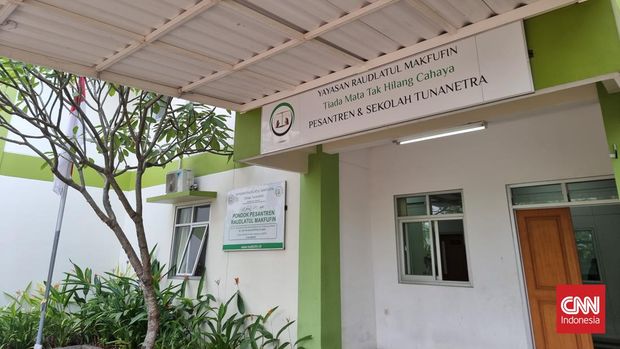 Pesantren dan sekolah Radulatul Makfufin, merupakan lembaga pendidikan yang mengajarkan pendidikan keagamaan bagi peserta didik tunanetra di Serpong, Tangerang Selatan, Senin (25/3/2024). (CNNIndonesia/ Cesar Sanabil Pasya)