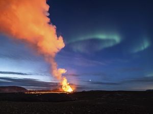 Potret Letusan Gunung Berapi Bertemu Sinar Aurora di Langit Islandia Potret Letusan Gunung Berapi Bertemu Sinar Aurora di Langit Islandia