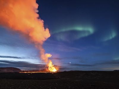 Potret Letusan Gunung Berapi Bertemu Sinar Aurora di Langit Islandia