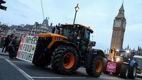 Puluhan Traktor Konvoi di Parlemen Inggris Protes Impor Pangan