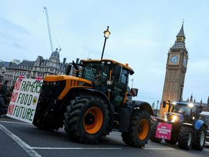 Puluhan Traktor Konvoi di Parlemen Inggris Protes Impor Pangan