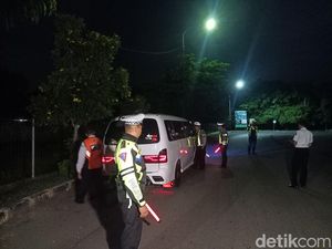 Razia Travel Bodong di Gilimanuk, 19 Kendaraan Ditilang Razia Travel Bodong di Gilimanuk, 19 Kendaraan Ditilang