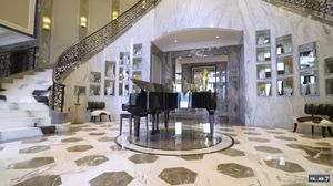 10 Foto Rumah Mewah dr. Reza Gladys, Foyer Penuh Marmer Bak Hotel Bintang 5