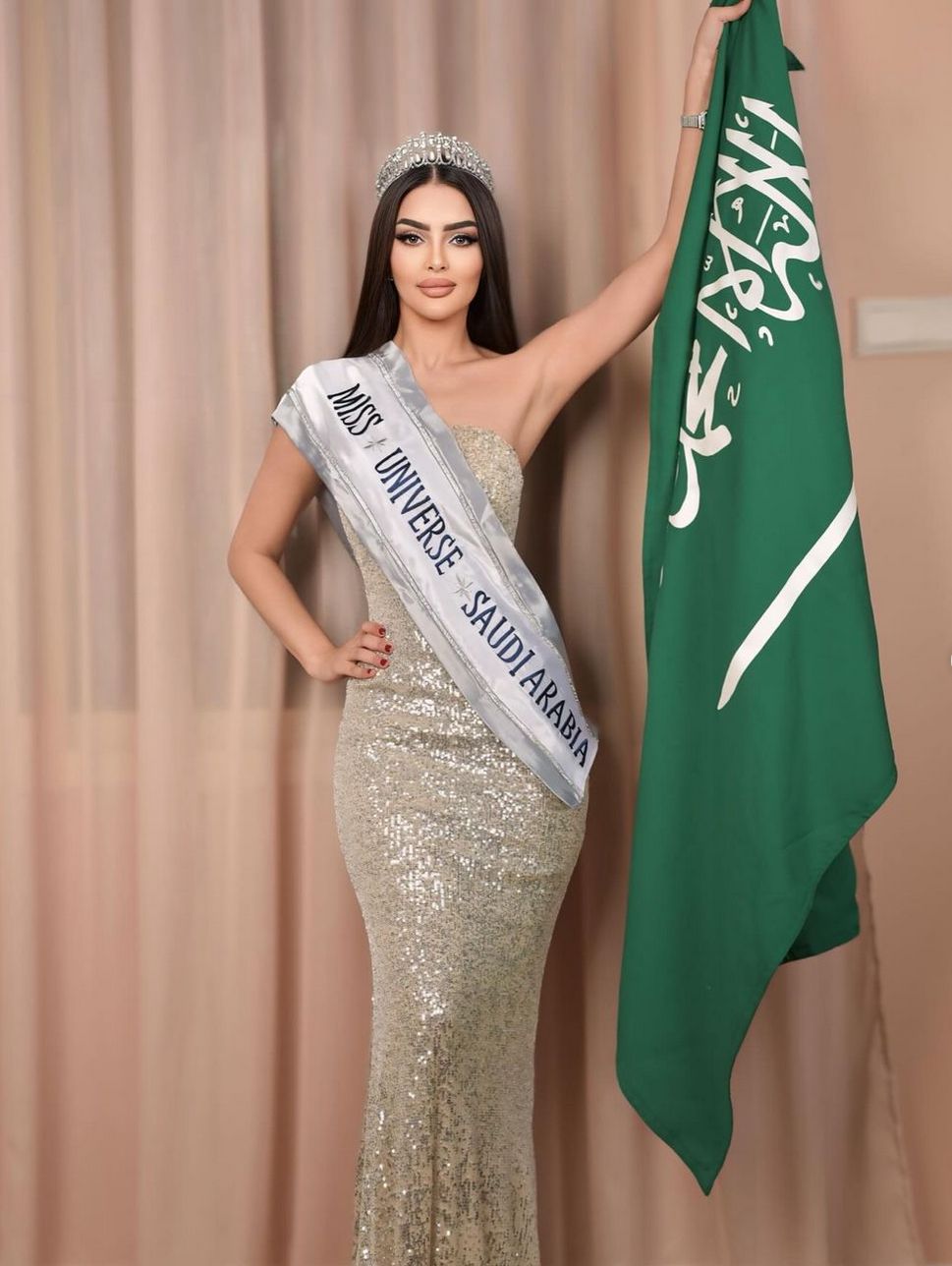 7 Pesona Seksi Rumy Alqahtani, Wakil Pertama Arab Saudi di Miss Universe  2024