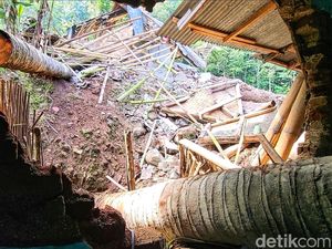 Penampakan Musala Rusak Imbas Longsor di Kawasan TNG Halimun Salak Penampakan Musala Rusak Imbas Longsor di Kawasan TNG Halimun Salak