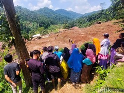 Yaya Rela Menantang Bahaya Demi Kabar Kerabat yang Tertimbun Longsor